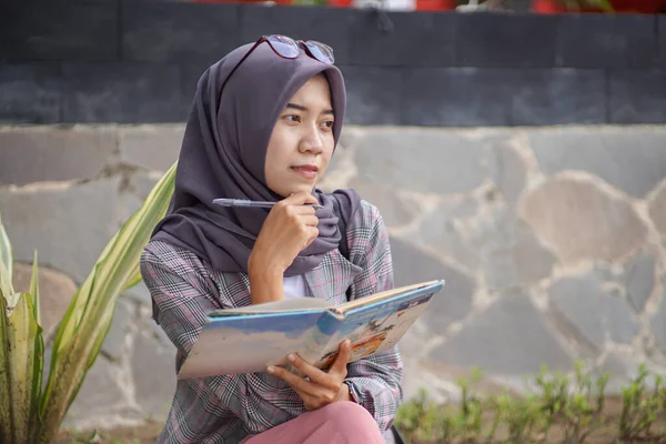 Güzel Asyalı Müslüman Kadın Elinde Kitap Kalem Tutuyor Elinde Kitap — Stok fotoğraf