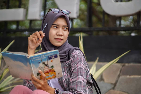Beautiful Asian Muslim Hijab Woman Holding Book Pen Pose Muslim — Stock Photo, Image