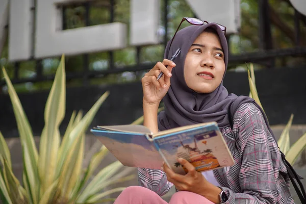 Wanita Hijab Muslim Asia Yang Cantik Memegang Buku Dan Pena — Stok Foto
