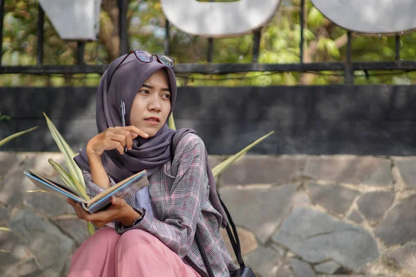 Wanita Hijab Muslim Asia Yang Cantik Memegang Buku Dan Pena — Stok Foto