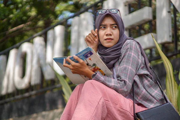 Όμορφη Ασιάτισσα Μουσουλμάνα Γυναίκα Hijab Κρατώντας Βιβλίο Και Στυλό Θέτουν — Φωτογραφία Αρχείου