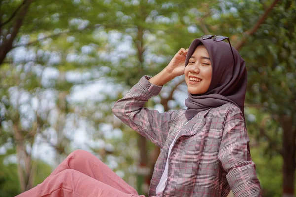 Güzel Asyalı Müslüman Kadının Modern Tesettüre Binmiş Parkta Otururken Çekilmiş — Stok fotoğraf