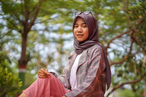 Zij Shot Van Mooie Aziatische Moslim Vrouw Dragen Moderne Hijab — Stockfoto