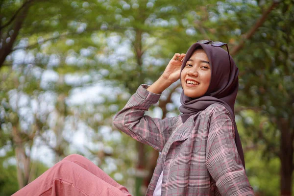 Boczny Strzał Piękny Azji Muzułmanin Kobieta Noszenie Nowoczesny Hidżab Siedzi — Zdjęcie stockowe