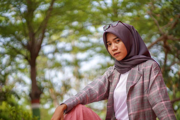Lato Colpo Bella Asiatico Musulmano Donna Indossare Moderno Hijab Seduta — Foto Stock