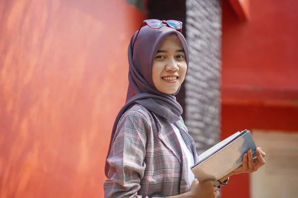 Güzel Asyalı Modern Tesettür Müslüman Bayan Öğrenci Ayakta Parkta Günlüğünü — Stok fotoğraf