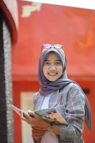 Vacker Asiatisk Modern Hijab Muslim Kvinnlig Student Står Och Håller — Stockfoto