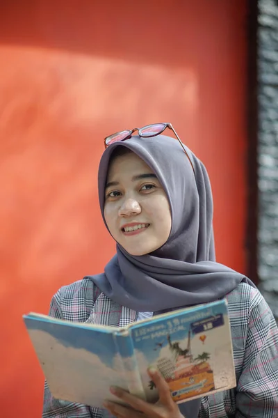 美しいアジアの現代ヒジャーブ ムスリム女性学生が立って公園で日記をつけています — ストック写真