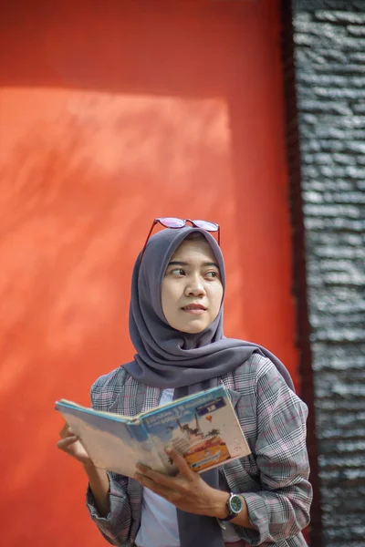 Красивая Азиатская Современная Хиджаб Мусульманская Студентка Стоя Держа Свой Дневник — стоковое фото