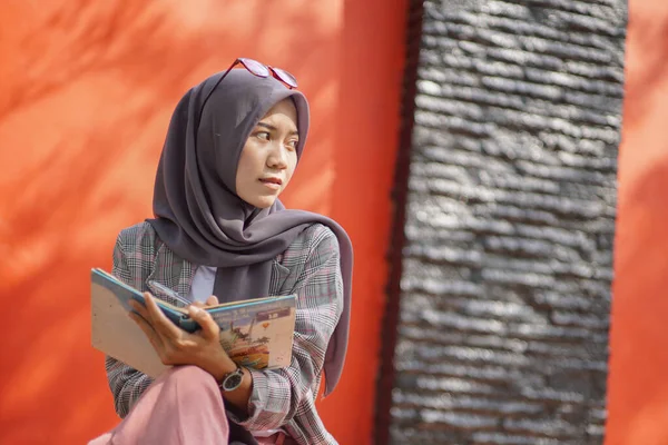 Hermosa Asiático Moderno Hijab Musulmán Mujer Estudiante Sentado Sosteniendo Diario —  Fotos de Stock