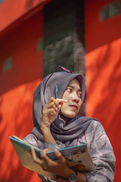 Krásný Asijský Moderní Hidžáb Muslim Žena Studentka Sedí Drží Její — Stock fotografie