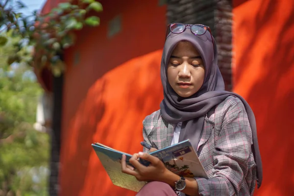 Piękny Azji Nowoczesny Hidżab Muzułmanin Student Siedzi Trzymając Jej Pamiętnik — Zdjęcie stockowe