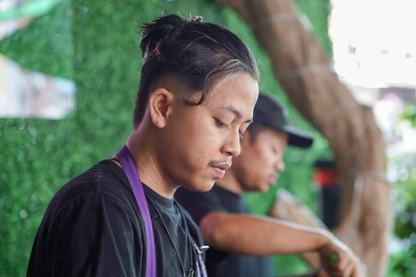 Centraal Java Indonesië 2023 Jonge Aziatische Chef Kookt Eten Voor — Stockfoto