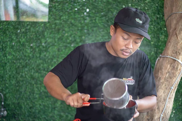 인도네시아 2023 아시아인 요리사가 2023 식당에서 손님들을 요리를 — 스톡 사진