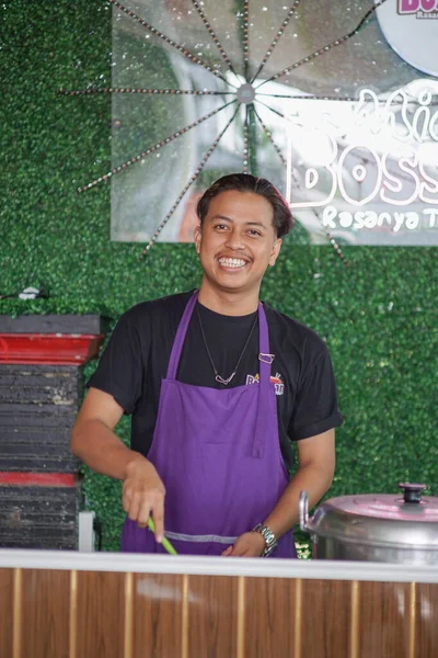 Java Central Indonésia 2023 Jovem Chef Asiático Cozinha Alimentos Para — Fotografia de Stock