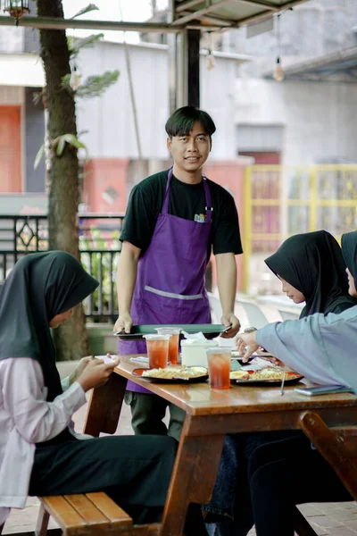 Central Java Indonesien 2023 Restaurangservitör Levererar Mat Till Kundens Bord — Stockfoto