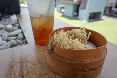 Udang ya da karides Rambutan, Erişteli karides katmanlı Çin mantısı bambu sepeti ve buzlu çay ile servis edilir.