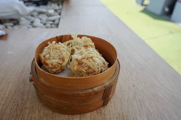 Udang ya da karides Rambutan, Karides katmanlı Çin mantısı bambu sepetinde servis edilir.