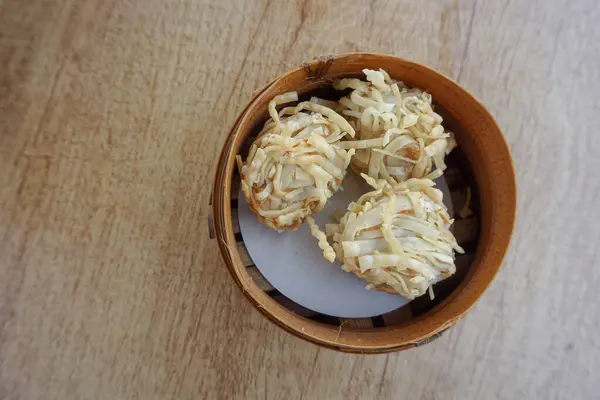 Udang ya da karides Rambutan, Karides katmanlı Çin mantısı bambu sepetinde servis edilir.