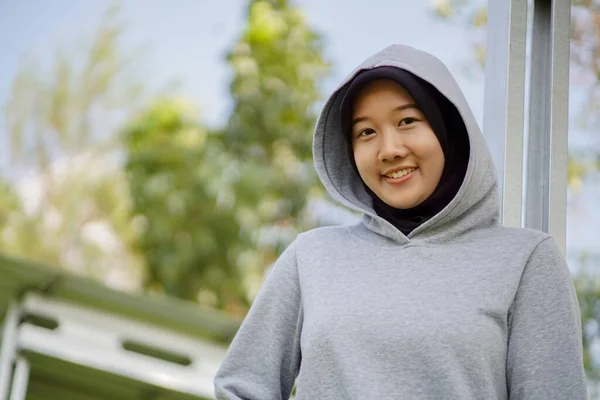 Güzel Asyalı Müslüman Kadın Spor Anlayışı Olan Gri Bir Kapüşonlu — Stok fotoğraf