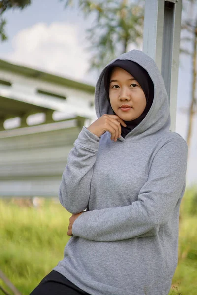 Schöne Asiatische Muslimische Frau Trägt Grauen Kapuzenpullover Mit Sportkonzept — Stockfoto