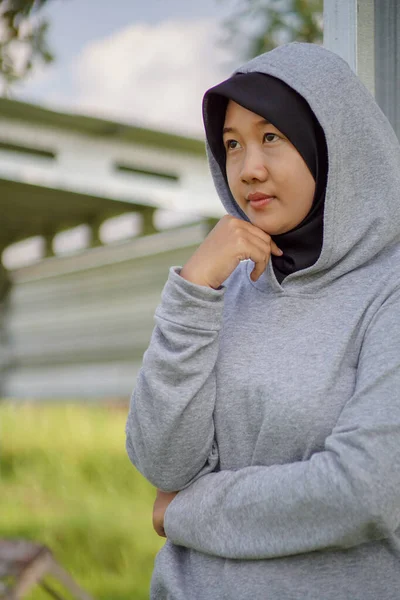 Schöne Asiatische Muslimische Frau Trägt Grauen Kapuzenpullover Mit Sportkonzept — Stockfoto