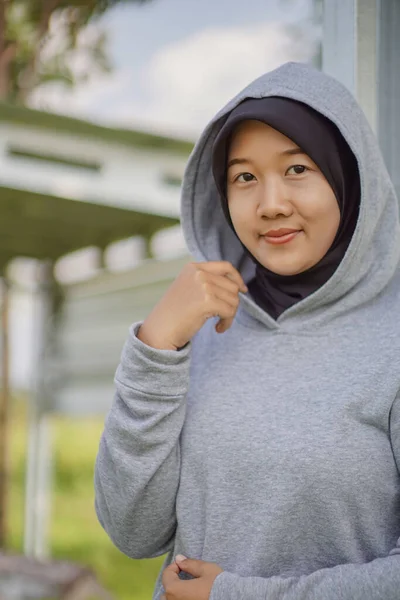 Piękny Azjatycki Muzułmanin Kobieta Noszenie Szary Bluza Kapturem Koncepcją Sportu — Zdjęcie stockowe