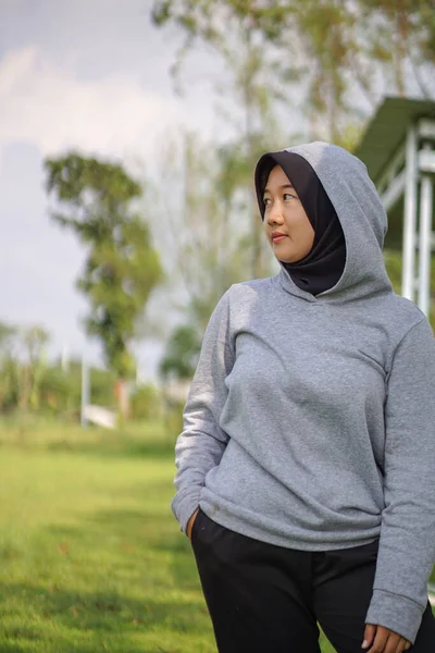 Όμορφη Ασιατική Μουσουλμάνα Γυναίκα Φορώντας Γκρι Κουκούλα Σπορ Έννοια — Φωτογραφία Αρχείου