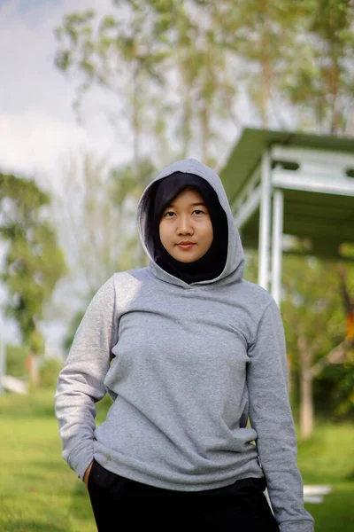 Güzel Asyalı Müslüman Kadın Spor Anlayışı Olan Gri Bir Kapüşonlu — Stok fotoğraf