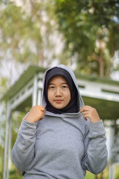 身穿灰色帽衫的漂亮的亚裔穆斯林女子 具有运动观念 — 图库照片
