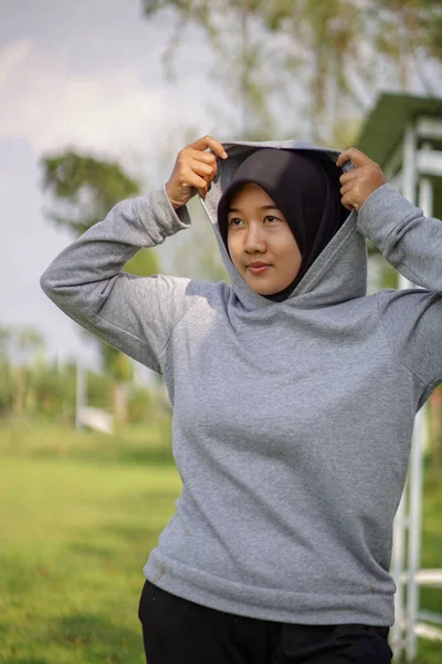 身穿灰色帽衫的漂亮的亚裔穆斯林女子 具有运动观念 — 图库照片