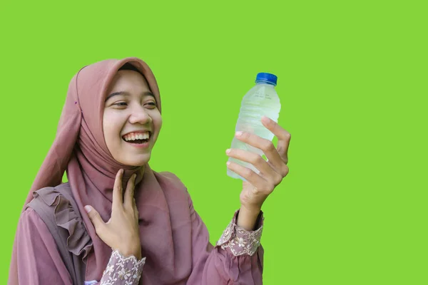 Красивая Азиатская Мусульманка Хиджаб Чувствует Себя Освеженной После Питьевой Воды — стоковое фото