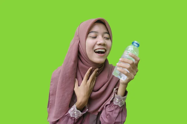 一位美丽的亚裔穆斯林妇女 在绿色背景的Ramadan期间饮用了花蜜中的水 感到头皮屑很清爽 亚洲女人喝水后感到清爽 — 图库照片