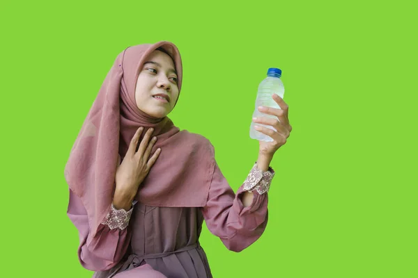 Una Hermosa Mujer Musulmana Asiática Con Hiyab Sosteniendo Una Botella —  Fotos de Stock
