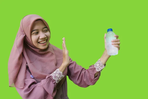 Vacker Asiatisk Muslimsk Kvinna Som Bär Hijab Håller Flaska Vatten — Stockfoto