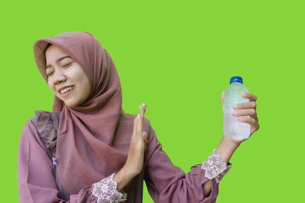 Tesettürlü Güzel Bir Asyalı Müslüman Kadın Elinde Bir Şişe Tutuyor — Stok fotoğraf
