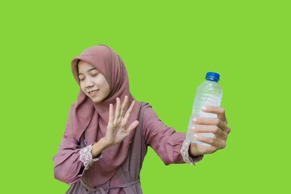 Seorang Wanita Muslim Asia Yang Cantik Mengenakan Jilbab Memegang Botol — Stok Foto