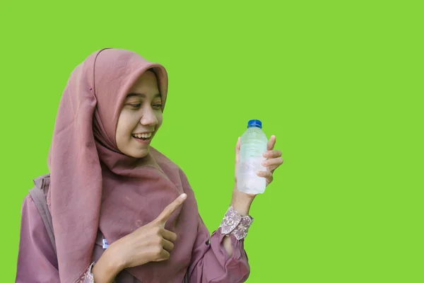 Eine Schöne Asiatische Muslimische Frau Hijab Die Auf Die Wasserflasche — Stockfoto