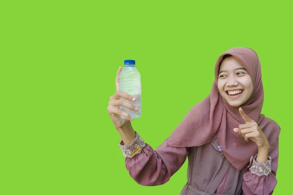 Krásná Asijská Muslimka Nosí Hidžáb Ukazuje Láhev Vody Kterou Drží — Stock fotografie