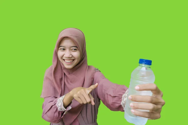 Een Mooie Aziatische Moslim Vrouw Draagt Hijab Wijzend Fles Water — Stockfoto