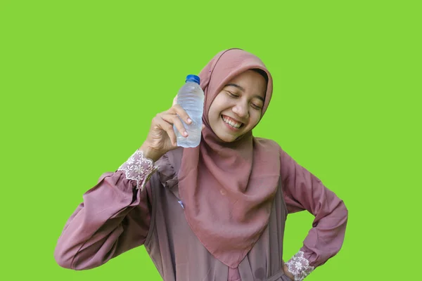 Beautiful Asian Woman Wearing Hijab Smiling Holding Water Bottle Her — Stock Photo, Image