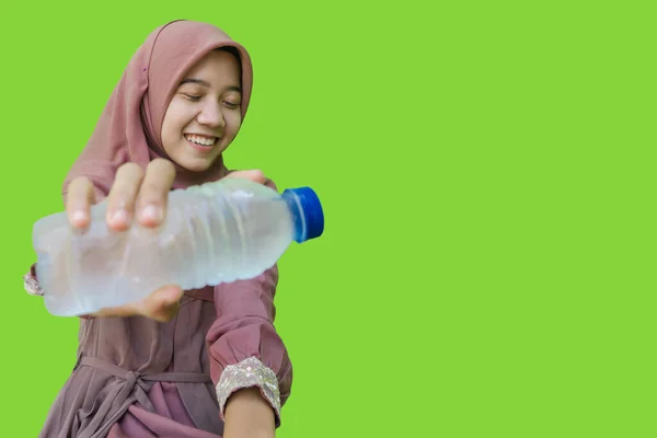 Hermosa Mujer Asiática Vistiendo Hijab Sonriendo Sosteniendo Botella Agua Mano —  Fotos de Stock