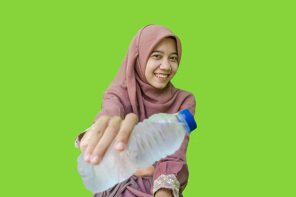 Vacker Asiatisk Kvinna Bär Hijab Leende Och Hålla Vattenflaska Handen — Stockfoto