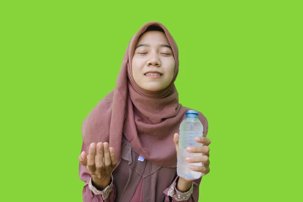 Vacker Asiatisk Kvinna Bär Hijab Hålla Vattenflaska Och Visar Bön — Stockfoto