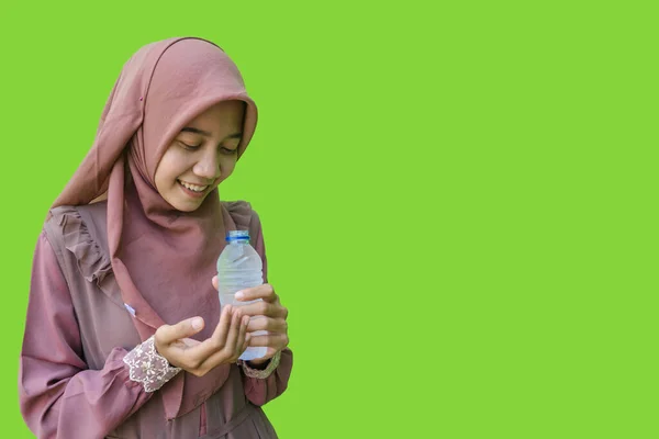 Όμορφη Ασιάτισσα Που Φοράει Μαντίλα Κρατώντας Μπουκάλι Νερό Και Δείχνει — Φωτογραφία Αρχείου