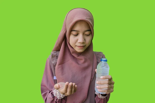 Hermosa Mujer Asiática Usando Hijab Celebración Botella Agua Mostrando Gesto —  Fotos de Stock