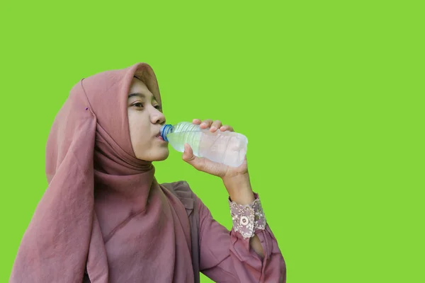 히잡을 아름다운 아시아인 배경을 빠르게 마시는 생수를 있습니다 이슬람 라마단 — 스톡 사진