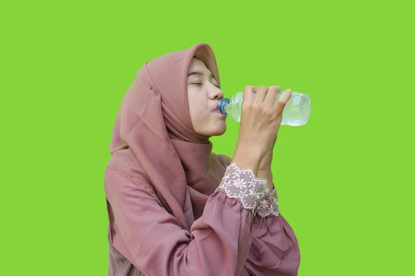 Hermosa Mujer Asiática Usando Hijab Romper Rápido Beber Agua Embotellada —  Fotos de Stock