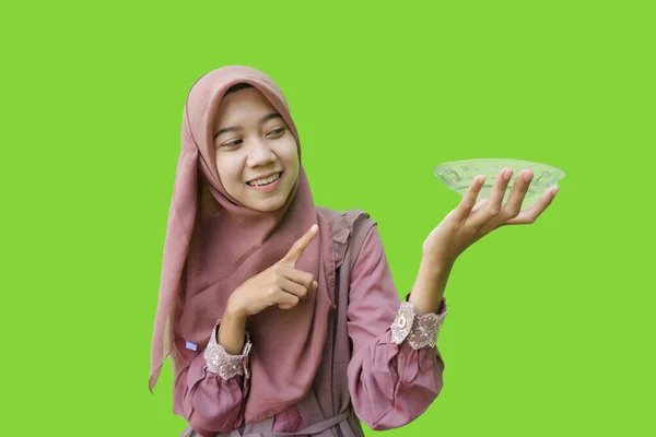 Güzel Asyalı Kadın Tesettürlü Boş Tabağı Işaret Ederek Yeşil Arka — Stok fotoğraf