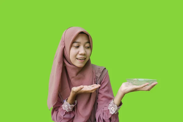 Красивая Азиатская Женщина Хиджабе Указывая Пустую Тарелку Которую Держит Руке — стоковое фото